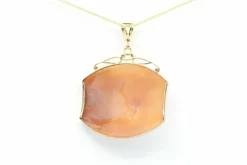 Pendentif Art Nouveau en or jaune serti d'un camée