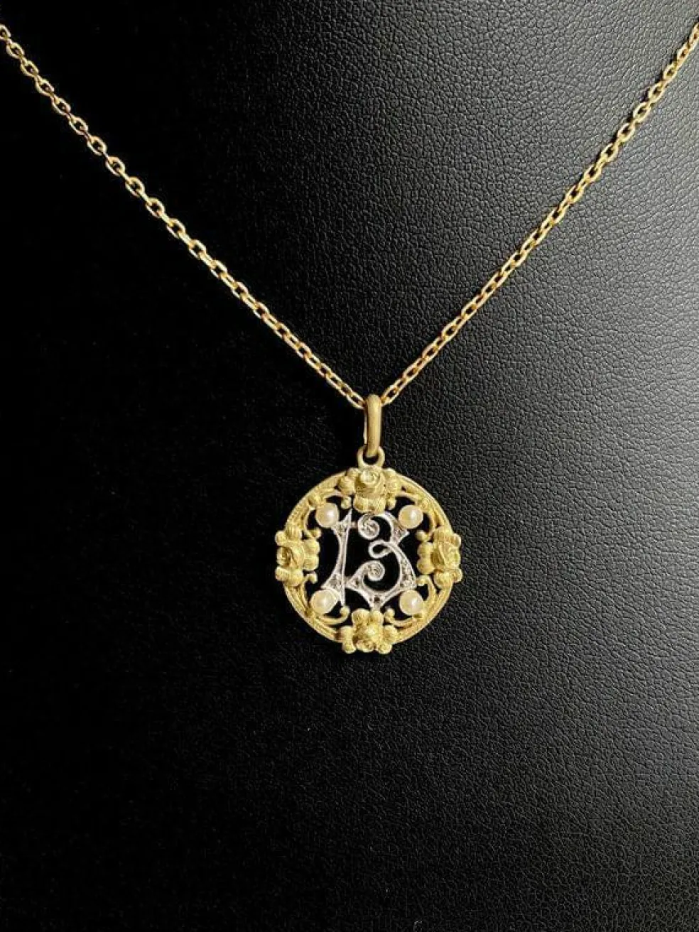 Pendentif Art Nouveau porte bonheur "13" en or