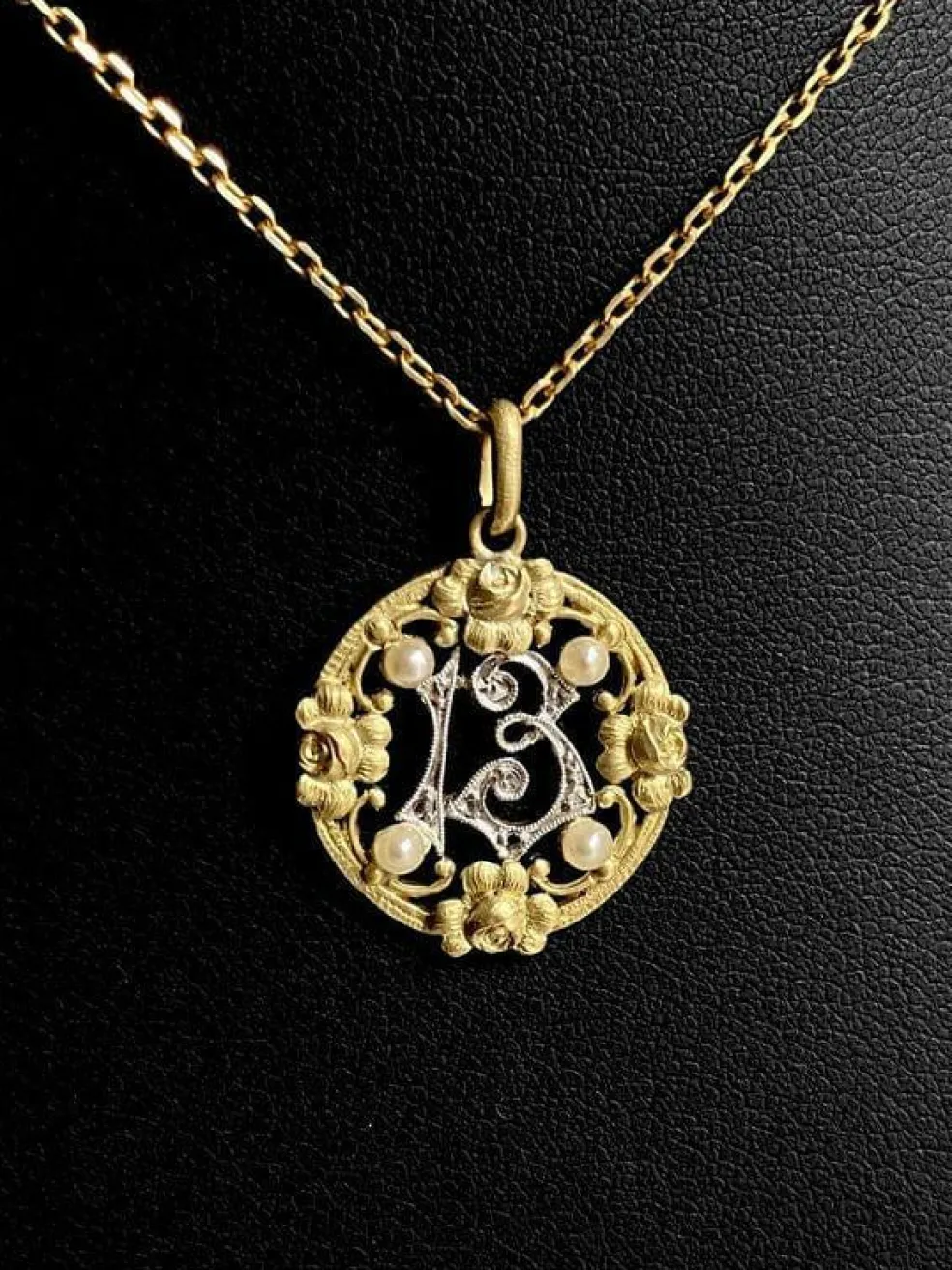 Pendentif Art Nouveau porte bonheur "13" en or