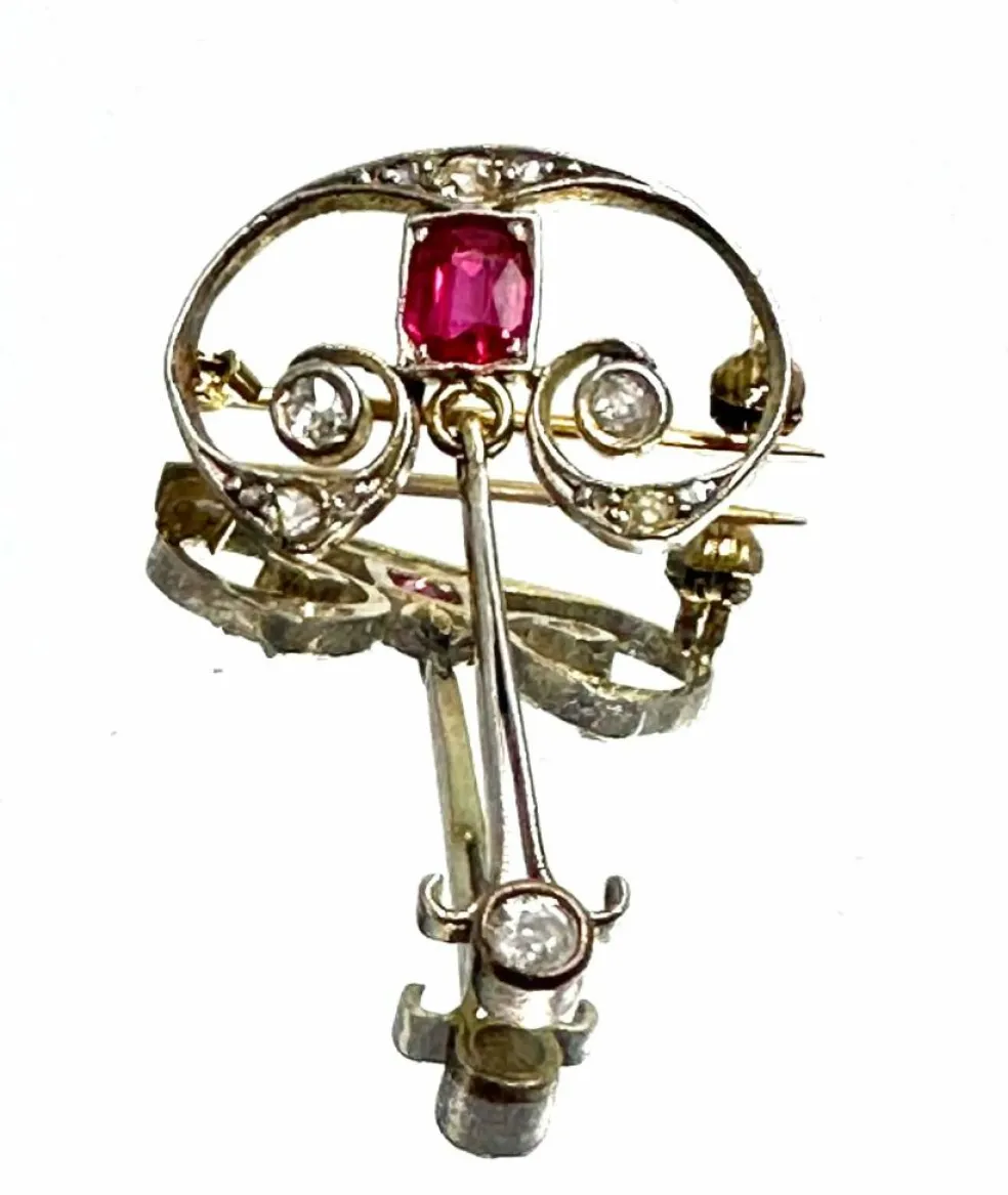 Pendentif Art nouveau, rubis et diamants