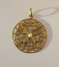 Pendentif Art Nouveau trèfle chance or
