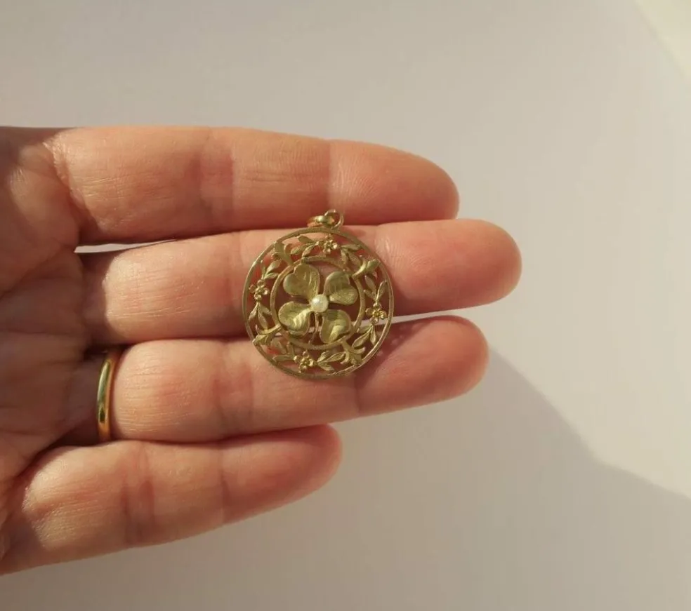 Pendentif Art Nouveau trèfle chance or
