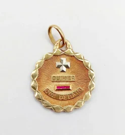 Pendentif AUGIS médaille d'amour 19MM or rose 18k et rubis : "+ QU'HIER - QUE DEMAIN"