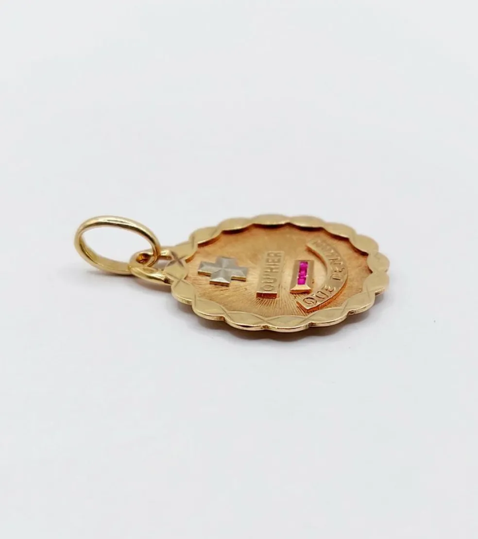 Pendentif AUGIS médaille d'amour 19MM or rose 18k et rubis : "+ QU'HIER - QUE DEMAIN"