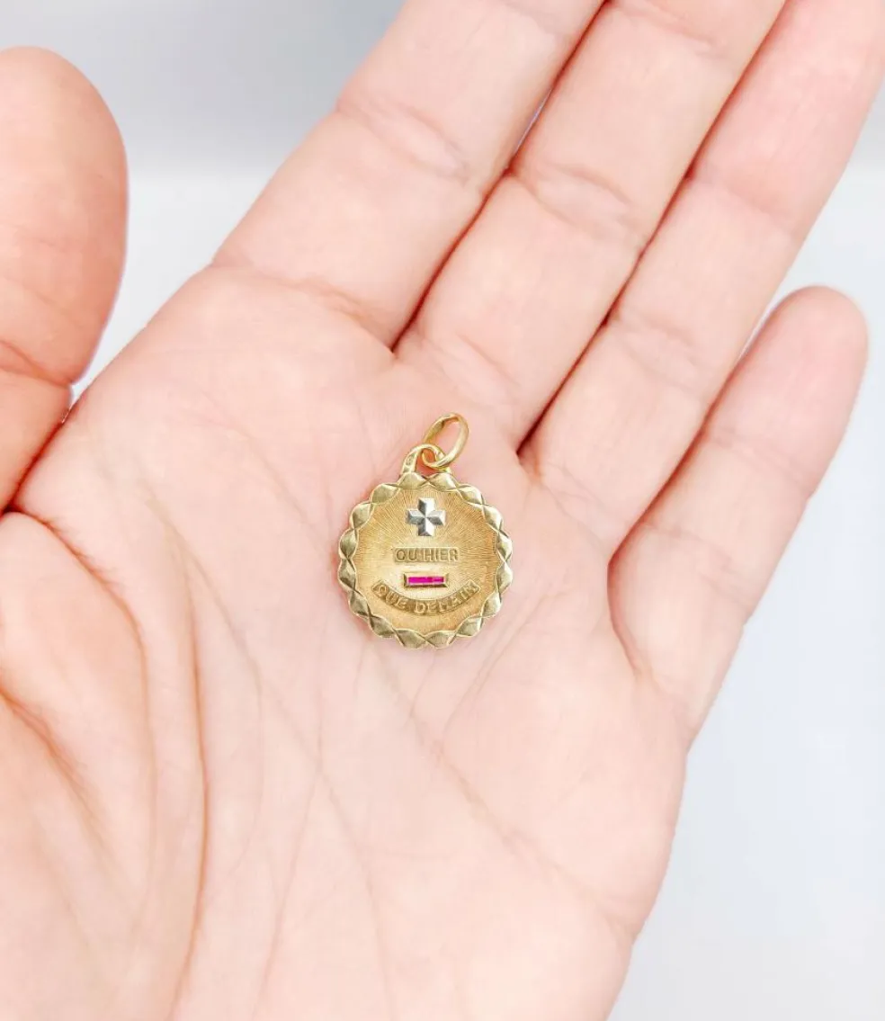 Pendentif AUGIS médaille d'amour 19MM or rose 18k et rubis : "+ QU'HIER - QUE DEMAIN"