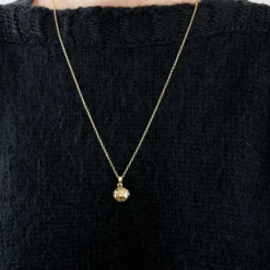 Pendentif "boule" en or jaune sertie de diamants