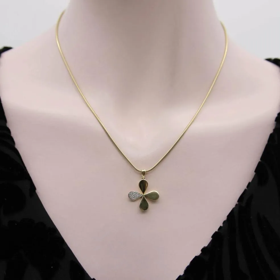 Pendentif breloque trèfle à quatre feuilles porte-bonheur or jaune pavé diamants
