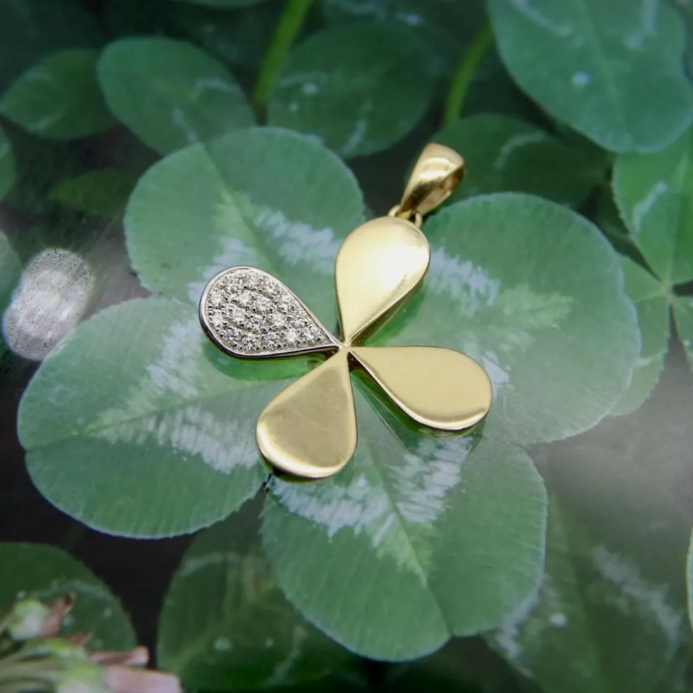 Pendentif breloque trèfle à quatre feuilles porte-bonheur or jaune pavé diamants