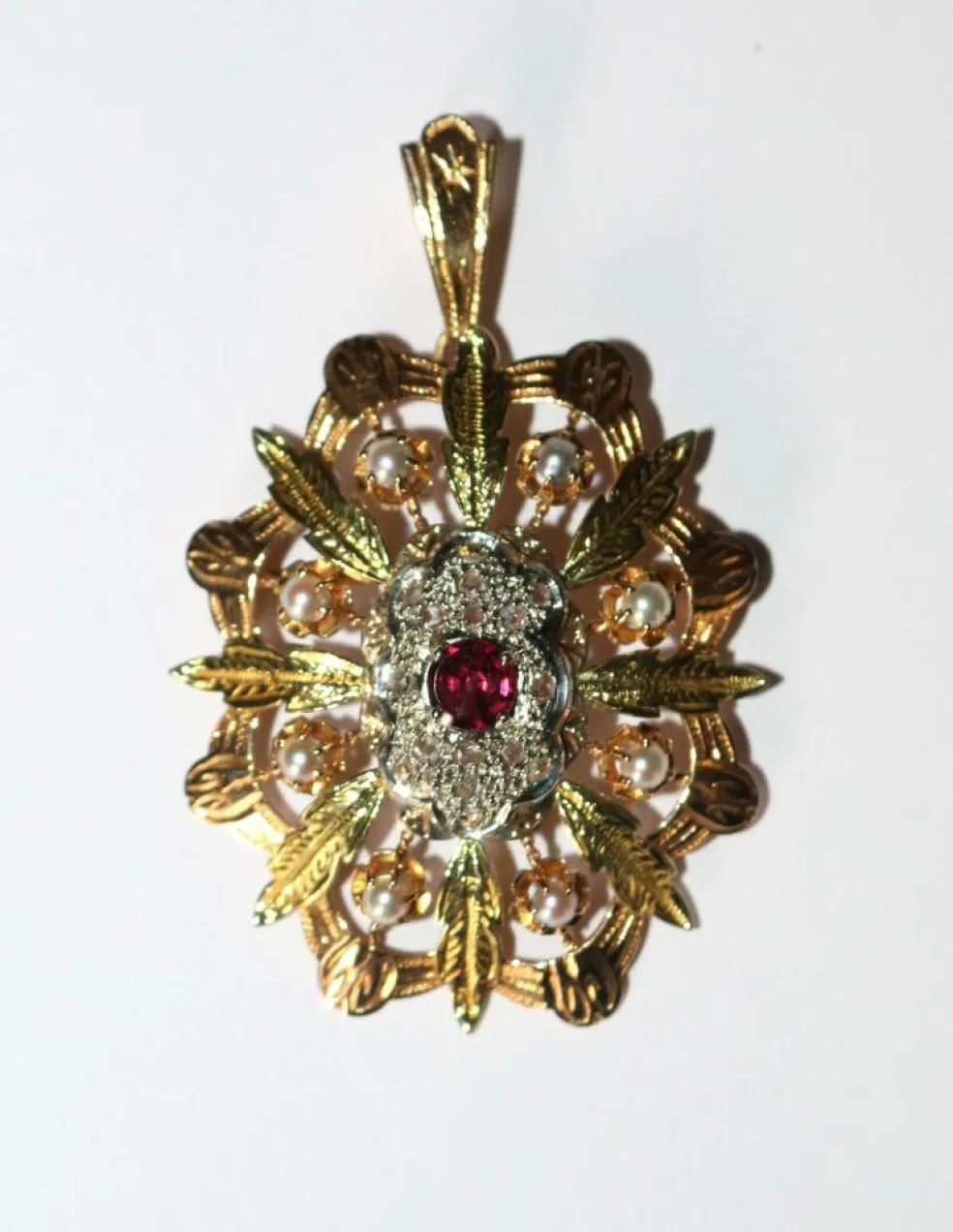 Pendentif Broche Napoléon III trois ors diamants grenat