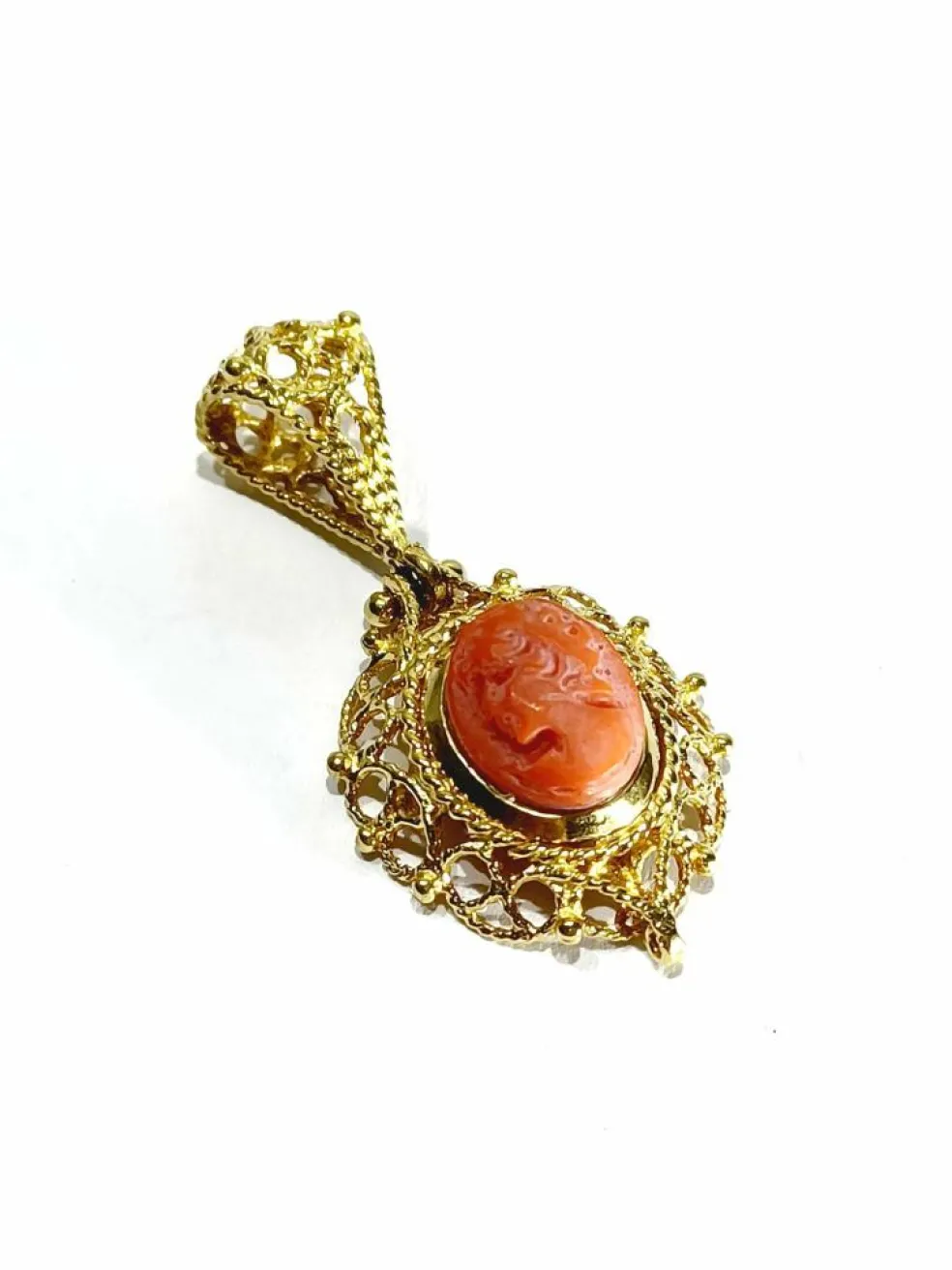 Pendentif Camée or et corail