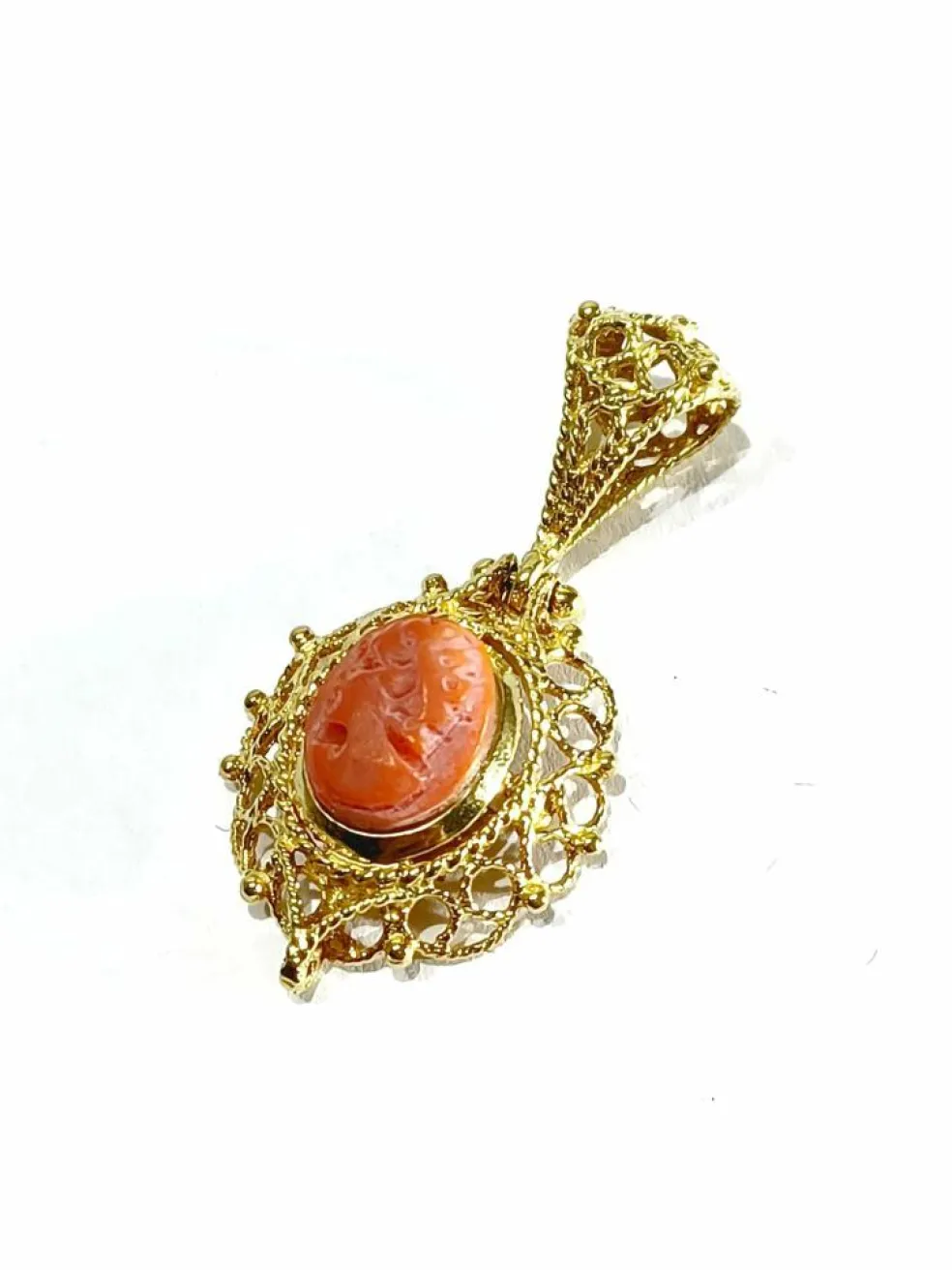 Pendentif Camée or et corail