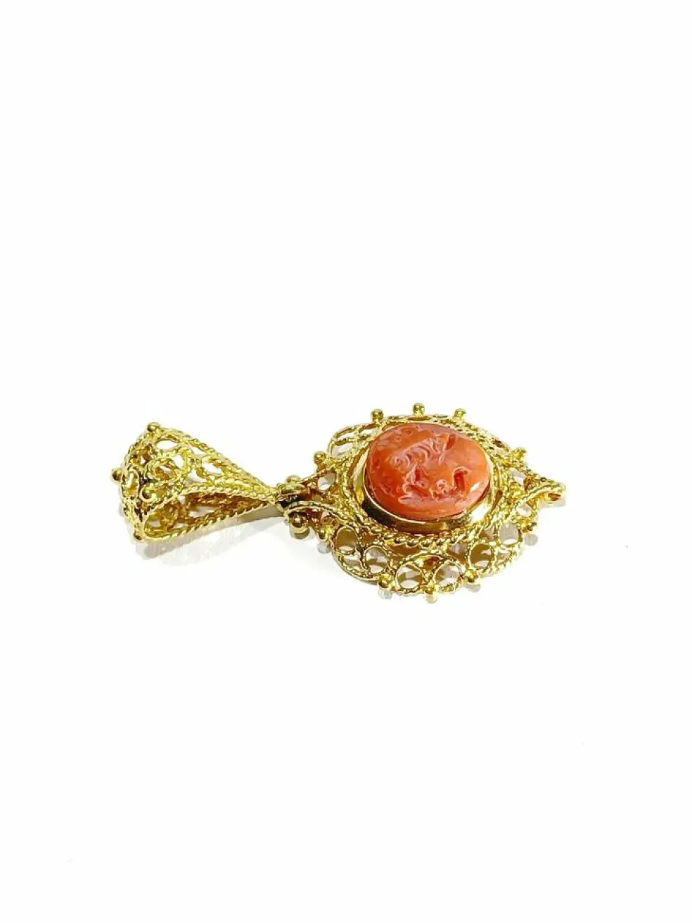 Pendentif Camée or et corail