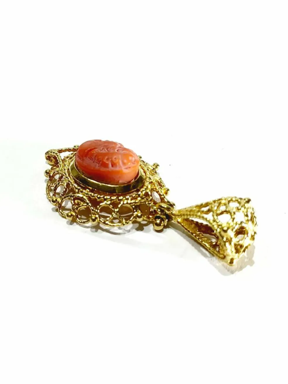 Pendentif Camée or et corail
