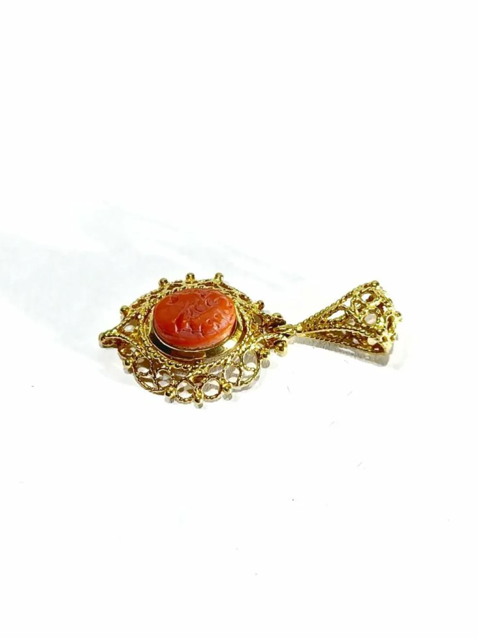 Pendentif Camée or et corail