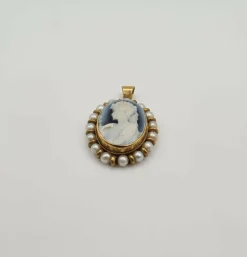 Pendentif camée or jaune serti de perles de culture