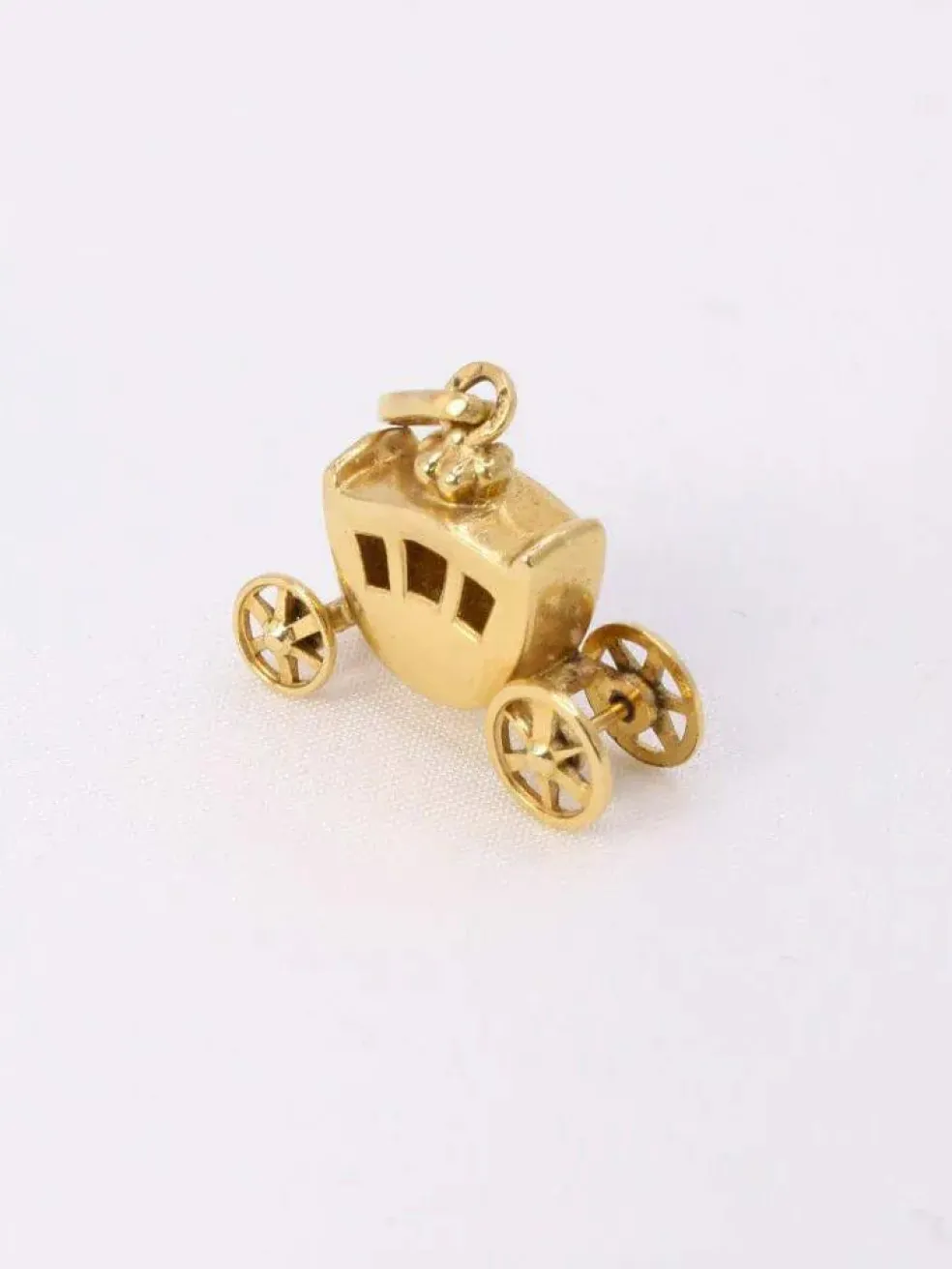 Pendentif charms carrosse vintage or jaune