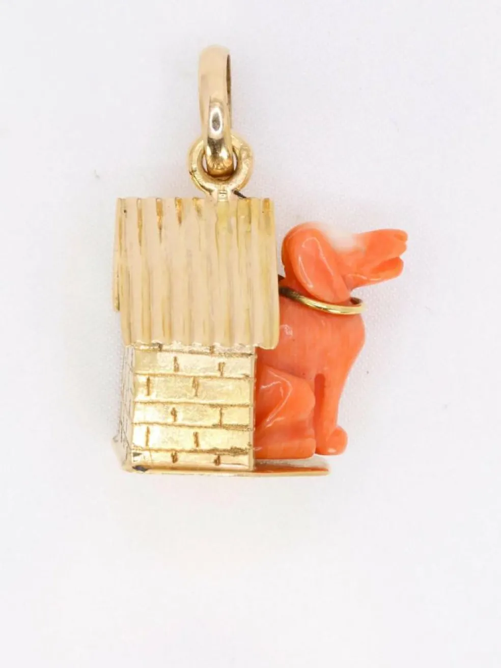 Pendentif Charms chien or jaune corail