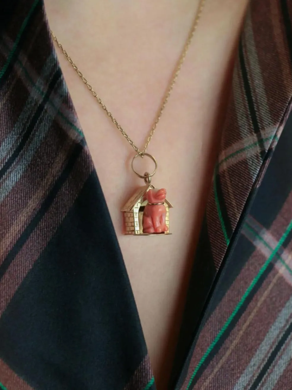 Pendentif Charms chien or jaune corail