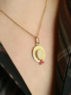 Pendentif charms vintage chapeau or jaune email rouge