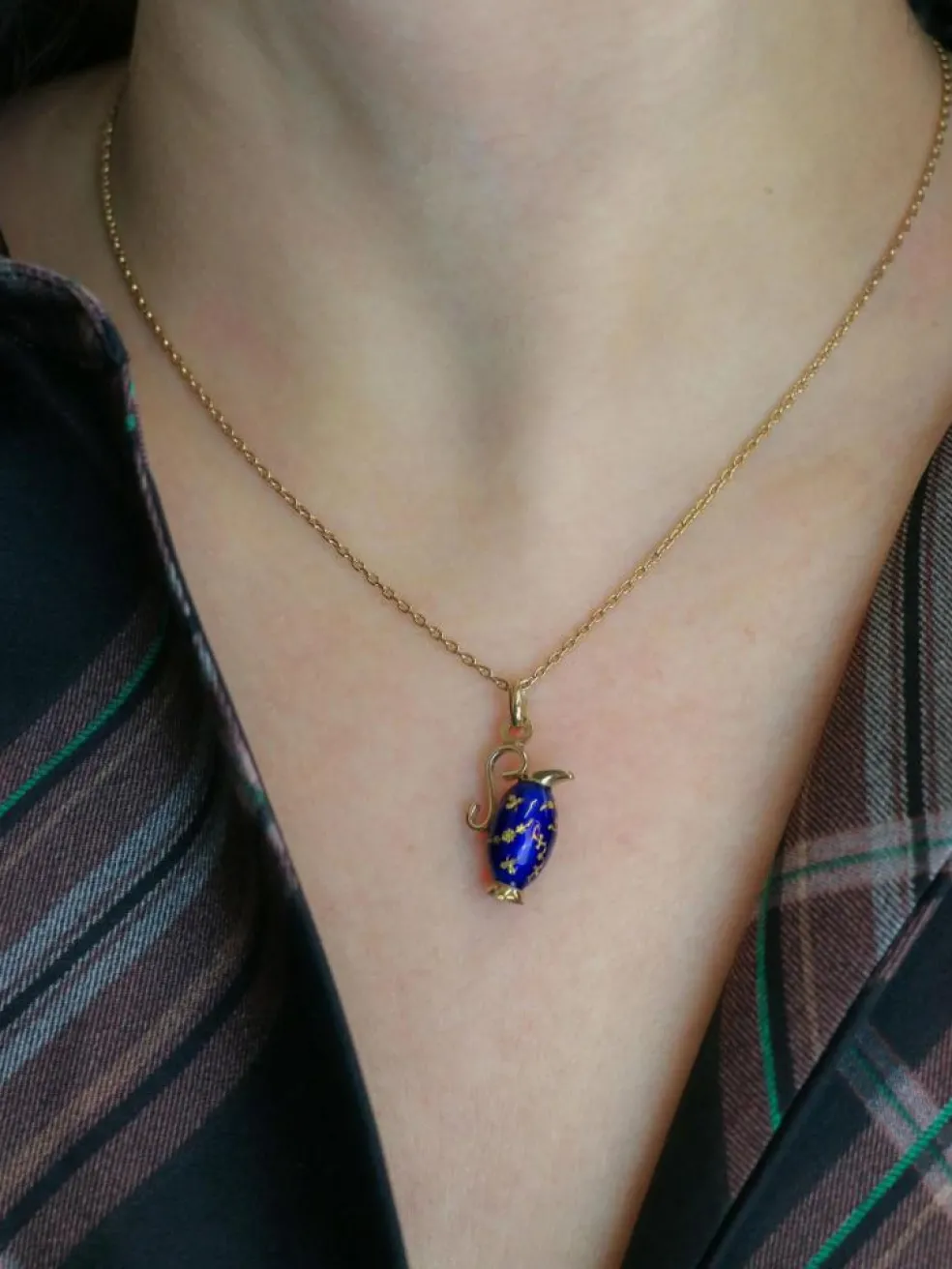Pendentif charms vintage pichet or jaune émail bleu
