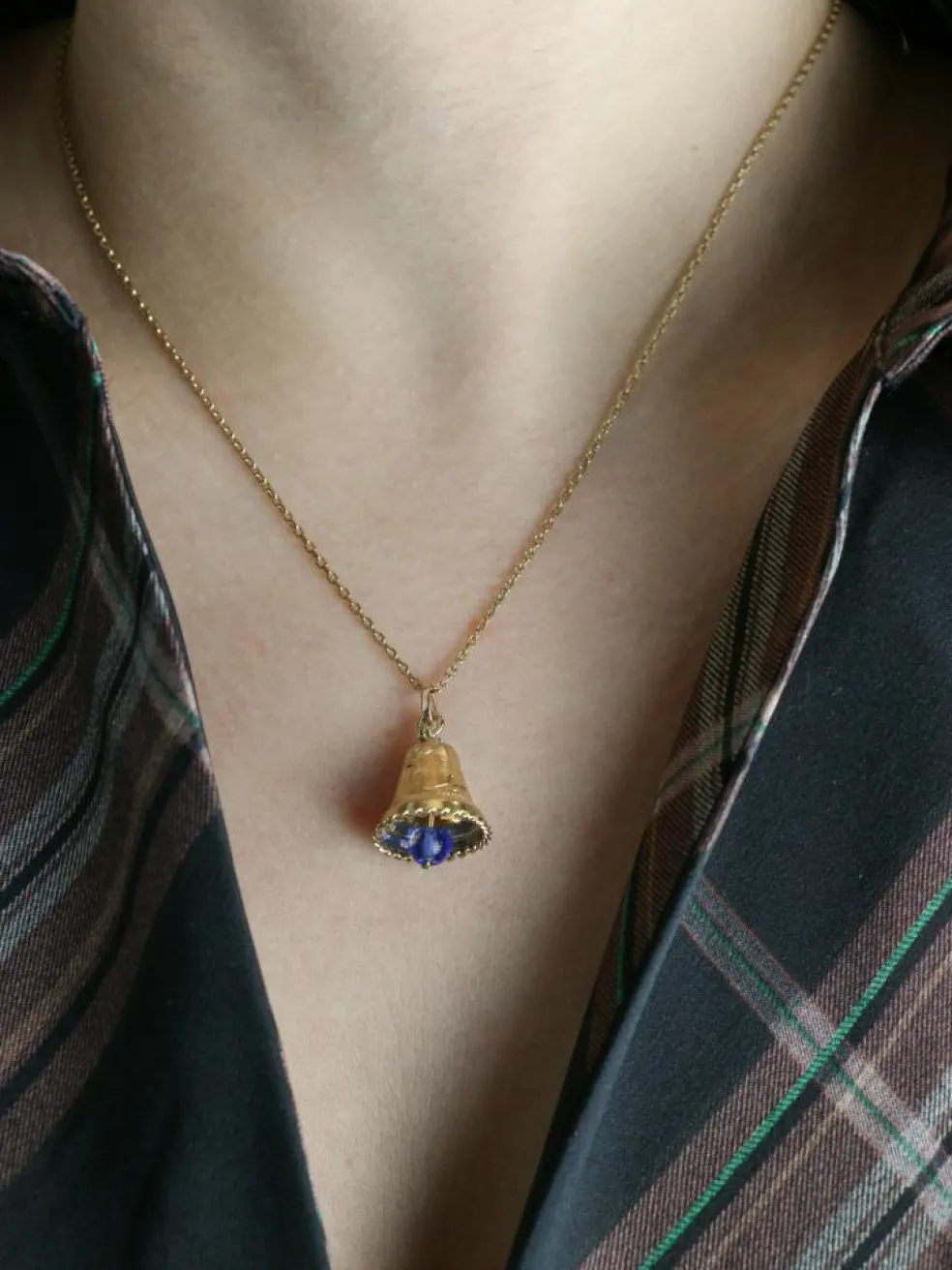 Pendentif charms vintage cloche or jaune pierre bleue