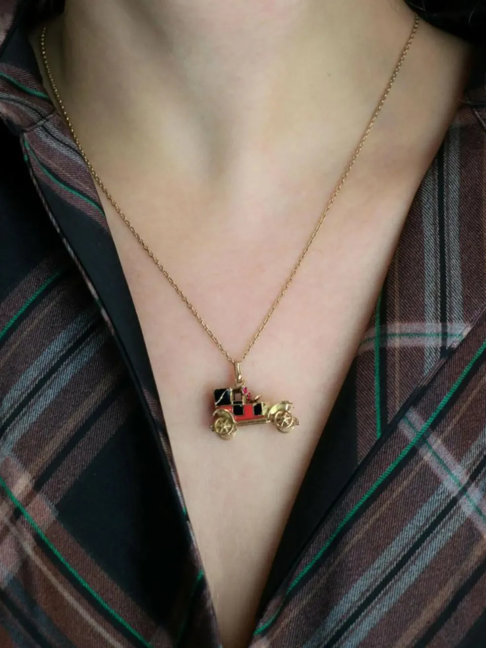 Pendentif charms vintage voiture ancienne or jaune rubis email