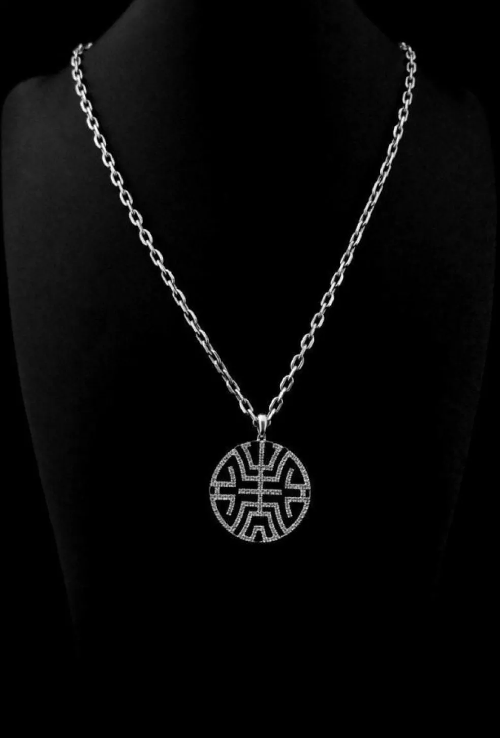 Pendentif Circulaire Onyx et Diamants, Chaîne en Or Blanc