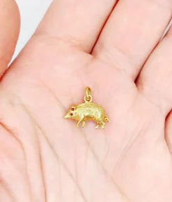 Pendentif cochon en or jaune orné de pierre rouges (circa 1890)