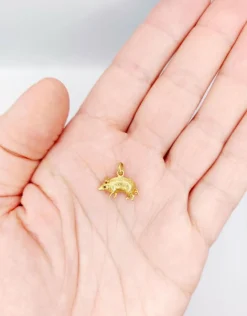 Pendentif cochon en or jaune orné de pierre rouges (circa 1890)