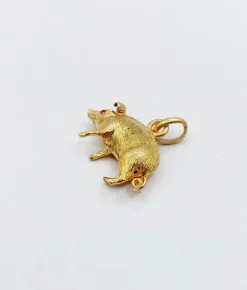 Pendentif cochon en or jaune orné de pierre rouges (circa 1890)