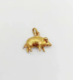 Pendentif cochon en or jaune orné de pierre rouges (circa 1890)