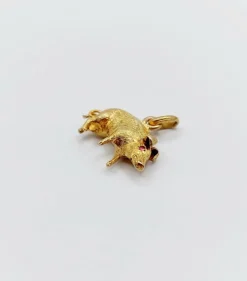 Pendentif cochon en or jaune orné de pierre rouges (circa 1890)