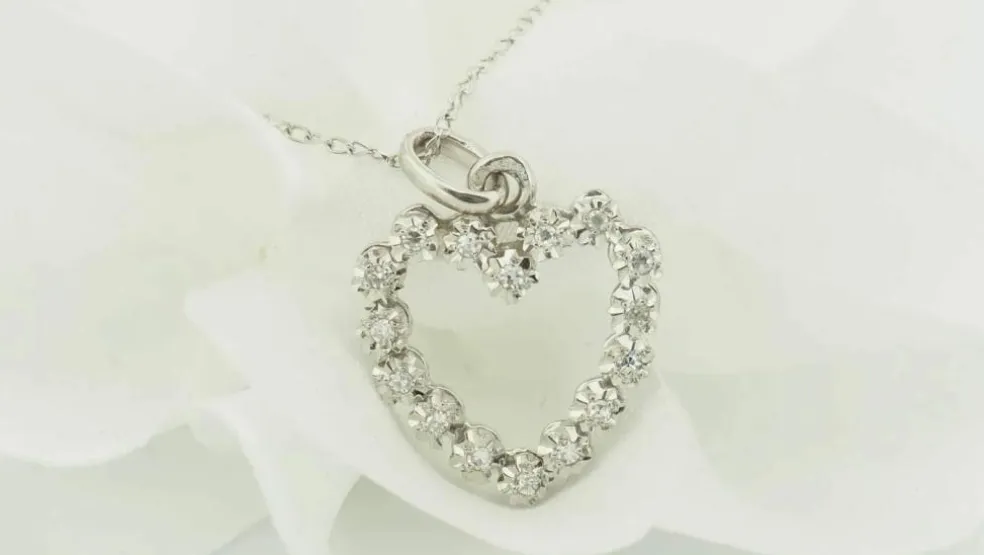 Pendentif coeur en or blanc et diamants