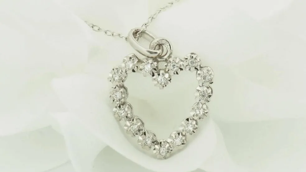 Pendentif coeur en or blanc et diamants