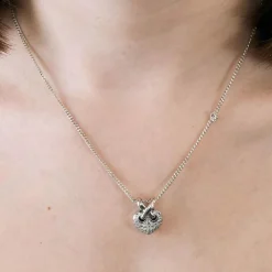 PENDENTIF COEUR OR BLANC ET DIAMANTS.