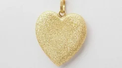 Pendentif Coeur sablé de Carolina BUCCI en or jaune