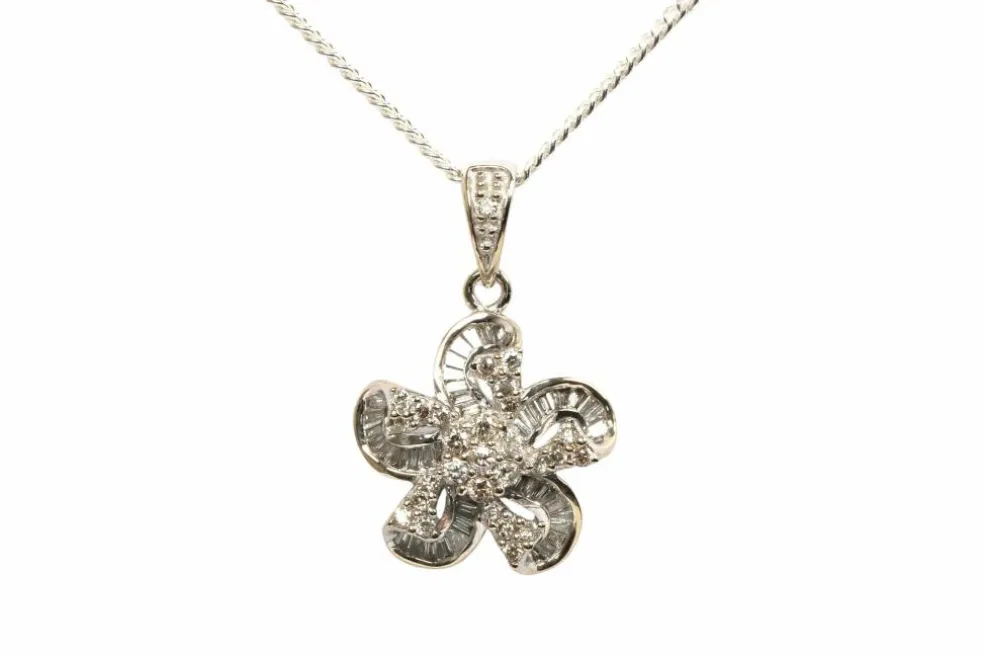 Pendentif contemporain en or blanc, diamants baguettes et brillants