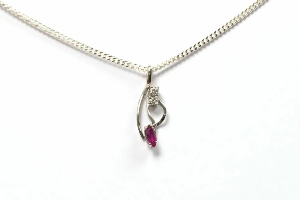 Pendentif contemporain en or blanc 18 carats serti d'un rubis et de diamants "taille" brillant (+-0.05ct)