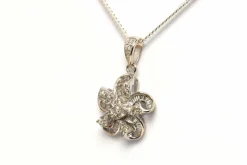 Pendentif contemporain en or blanc, diamants baguettes et brillants
