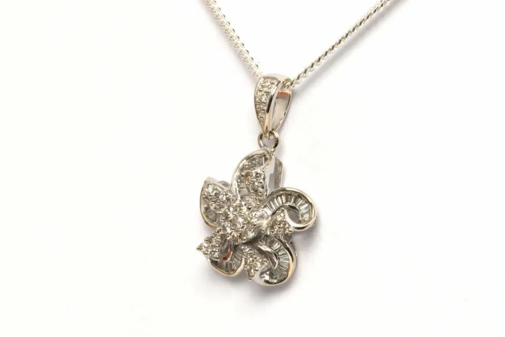 Pendentif contemporain en or blanc, diamants baguettes et brillants