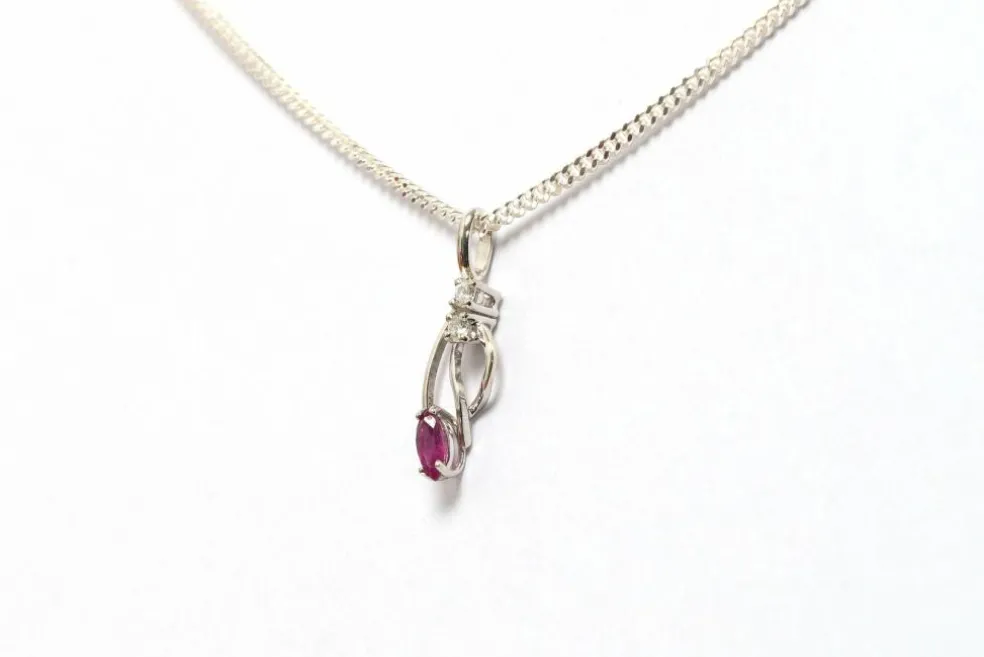 Pendentif contemporain en or blanc 18 carats serti d'un rubis et de diamants "taille" brillant (+-0.05ct)