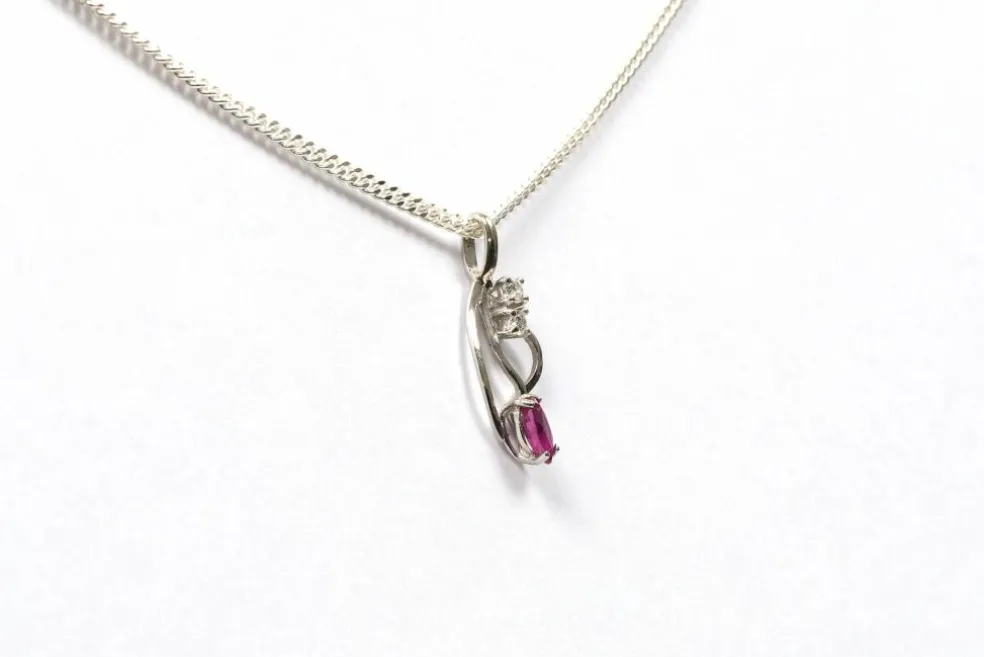 Pendentif contemporain en or blanc 18 carats serti d'un rubis et de diamants "taille" brillant (+-0.05ct)