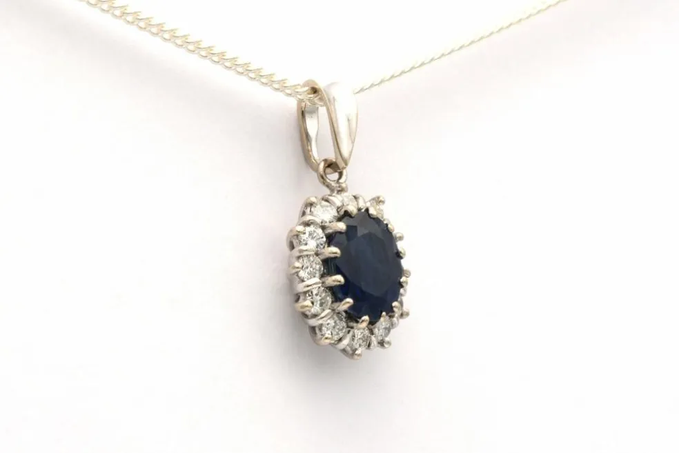 Pendentif contemporain en or blanc 18 carats serti d'un saphir et de diamants "taille" brillant (+-0.3ct)