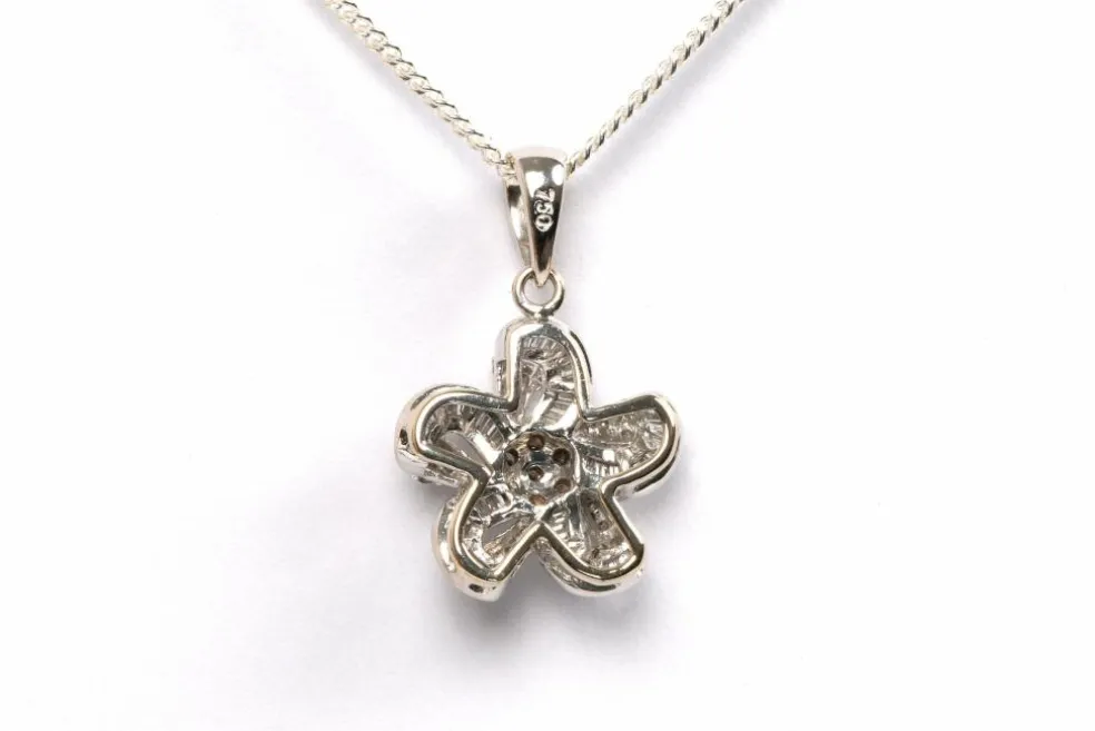 Pendentif contemporain en or blanc, diamants baguettes et brillants