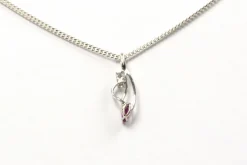 Pendentif contemporain en or blanc 18 carats serti d'un rubis et de diamants