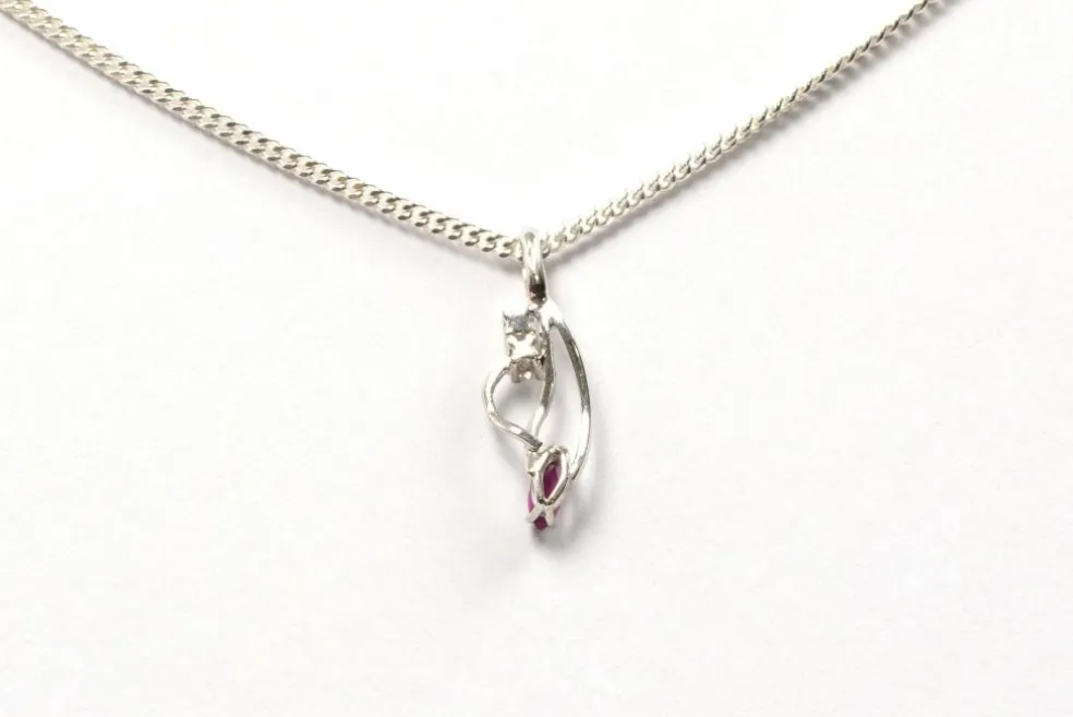 Pendentif contemporain en or blanc 18 carats serti d'un rubis et de diamants "taille" brillant (+-0.05ct)