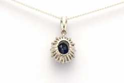 Pendentif contemporain en or blanc 18 carats serti d'un saphir et de diamants