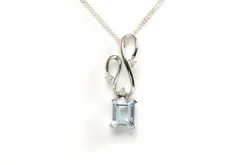 Pendentif contemporain or blanc, aigue-marine, diamants