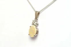 Pendentif contemporain or blanc, opale et diamant