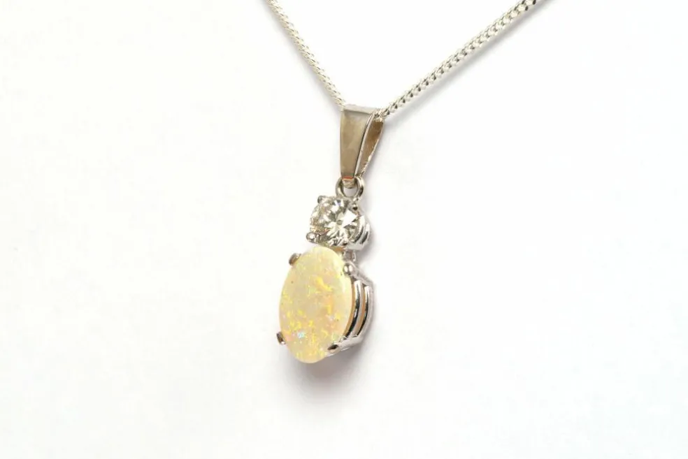 Pendentif contemporain or blanc, opale et diamant